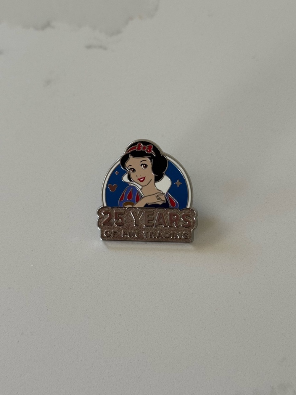 Snow White 25 Years of Pin Trading 2025 Hidden Mickey DLR Disney Pin